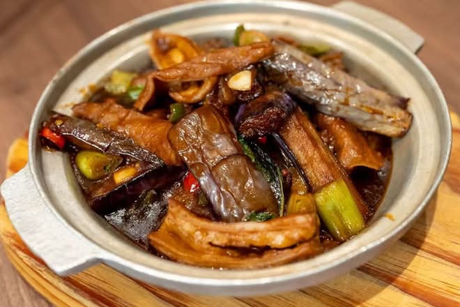 Stewed Pork Intestines & Eggplant in Spicy Soy Sauce 茄腸煲